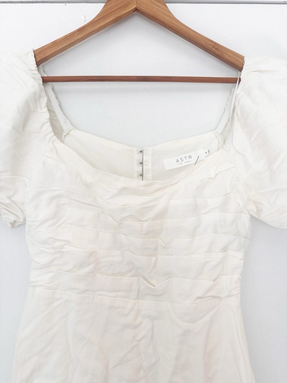 ASTR The LABEL Linen Pleat Front Puff Sleeve Mini Dress White M NWT - Picture 4 of 10